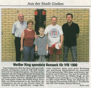 Weißer Ring spendet Boxsack für VfB 1900